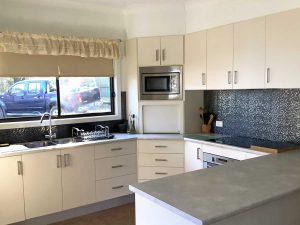 Bream-Beach-Cabin-P-kitchen