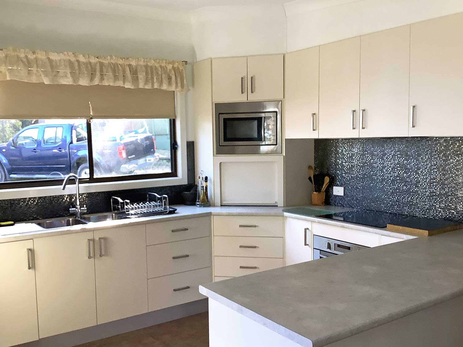 Bream-Beach-Cabin-P-kitchen