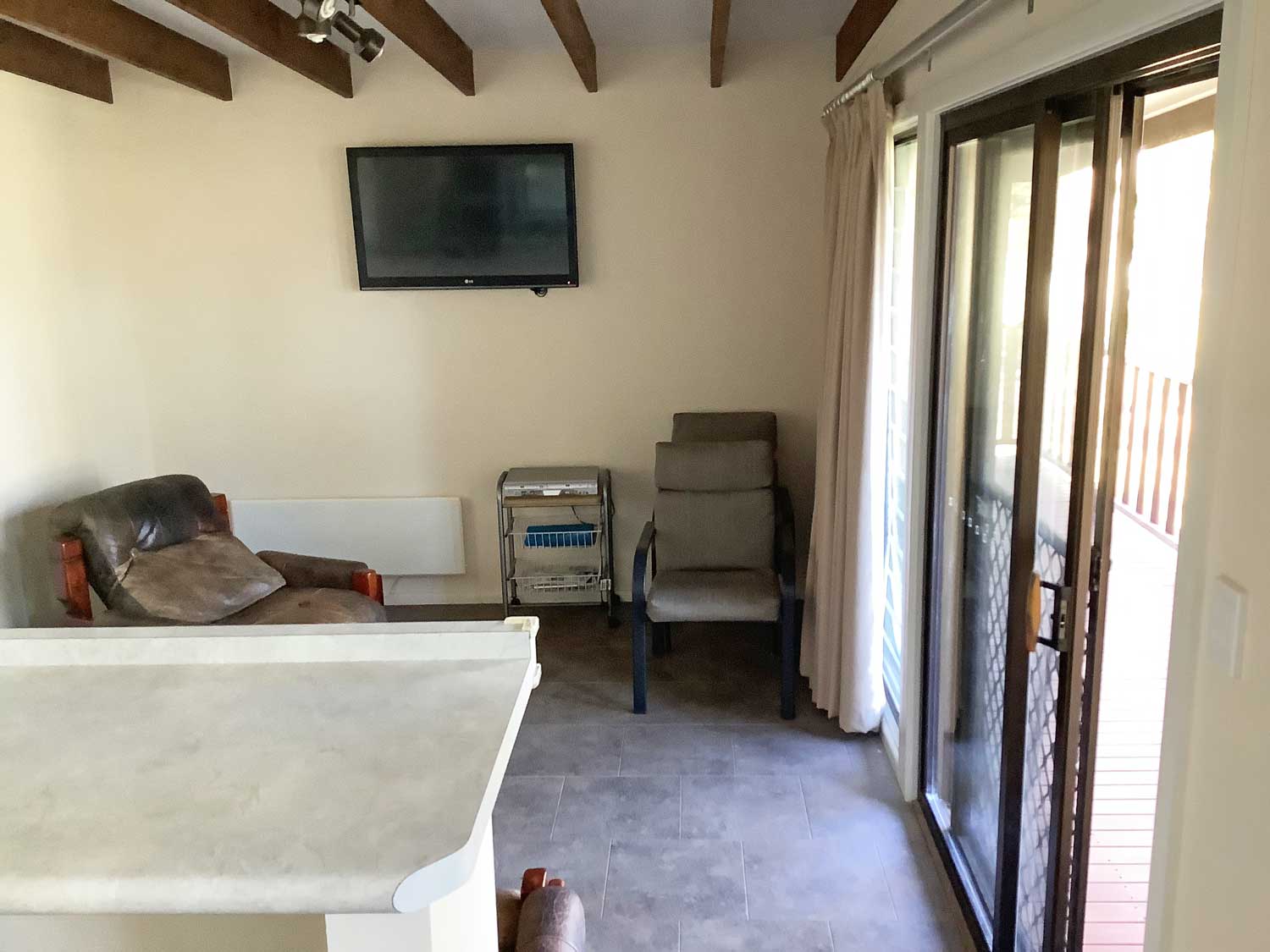 Bream-Beach-Cabin-P-lounge
